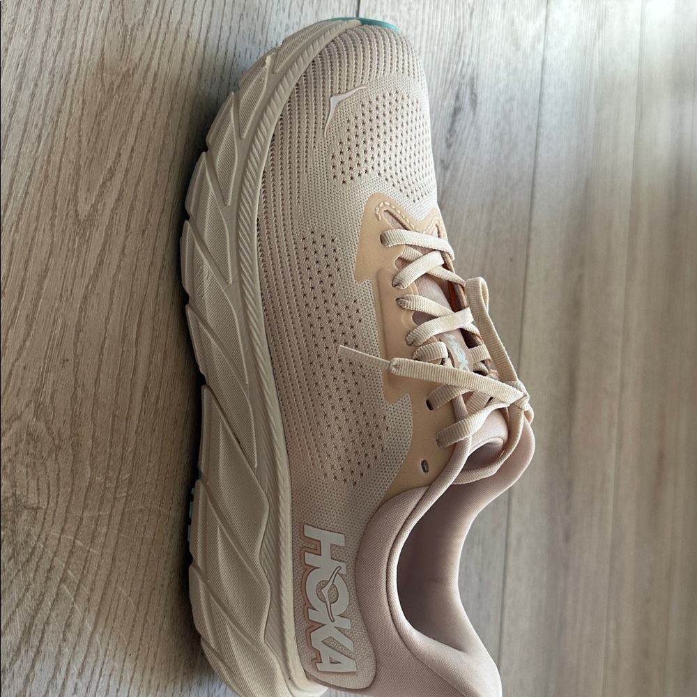 Hoka One arahi WIDE Cream Athletic Shoes